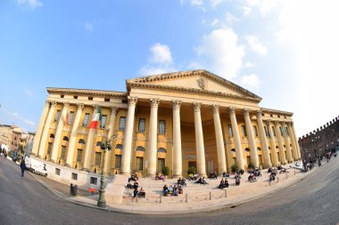 Verona, İtalya - 7 Nisan 2018: Verona 'daki belediye binasının girişindeki merdiven ve önündeki meydan