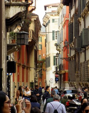 Verona, İtalya - 7 Nisan 2018: Eski Şehir - Ortaçağ binalarının farklı renklerde olduğu dar sokaklardan biri