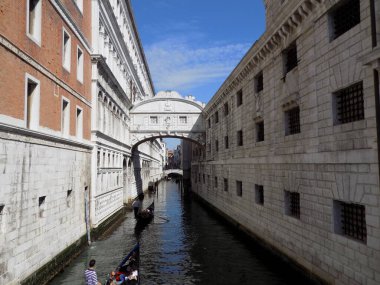 Venedik, İtalya - 8 Nisan 2018: Venedik 'in dar kanalları üzerindeki köprüler