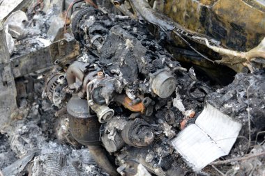 Araba kazasından sonra yolun kenarındaki otoparkta yanmış.