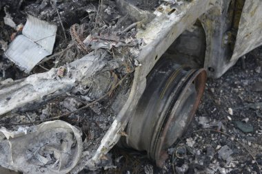 Araba kazasından sonra yolun kenarındaki otoparkta yanmış.