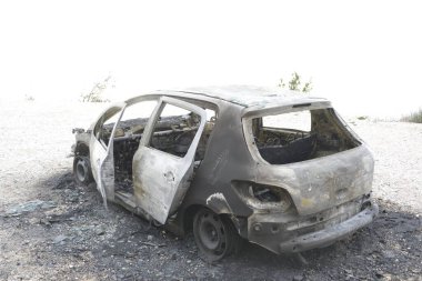 Araba kazasından sonra yolun kenarındaki otoparkta yanmış.