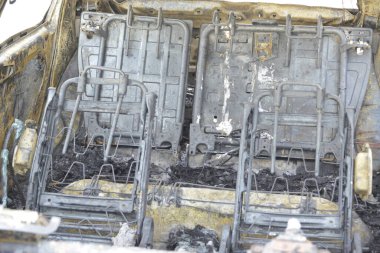 Araba kazasından sonra yolun kenarındaki otoparkta yanmış.