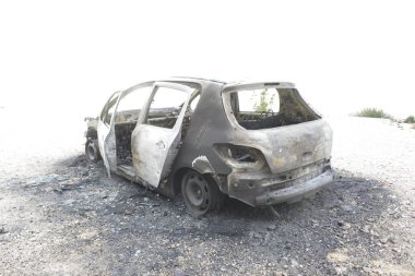 Araba kazasından sonra yolun kenarındaki otoparkta yanmış.