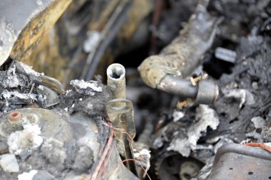 Araba kazasından sonra yolun kenarındaki otoparkta yanmış.