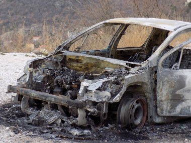 Araba kazasından sonra yolun kenarındaki otoparkta yanmış.