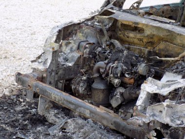Araba kazasından sonra yolun kenarındaki otoparkta yanmış.