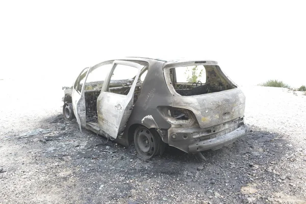 汽车撞车后在路边的停车场上被烧毁了 图库照片