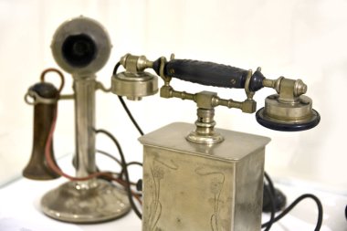 Masanın üzerine eski telefon