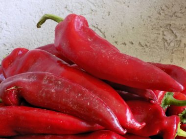 Beyaz duvarın önünde yumuşak kırmızı biber yığını