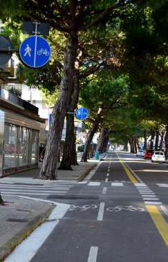 Bisiklet yolu ve bisiklet ve yaya yolu üzerinde şehrin sokak işaretleri