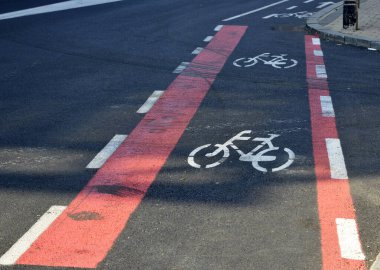 Şehir caddesinde bisiklet yolu, trafik işaretleri.