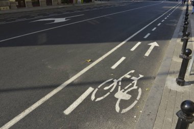 Şehir caddesinde bisiklet yolu, trafik işaretleri.