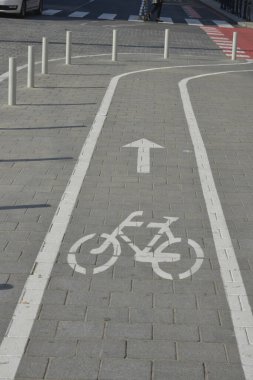 Şehir caddesinde bisiklet yolu, trafik işaretleri.