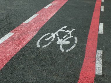 Caddeyi geçen yayalar, trafik işaretleri...