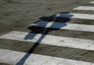 Caddeyi geçen yayalar, trafik işaretleri...