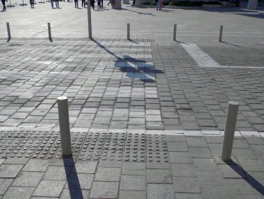 Caddeyi geçen yayalar, trafik işaretleri...