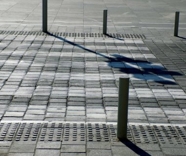 Caddeyi geçen yayalar, trafik işaretleri...