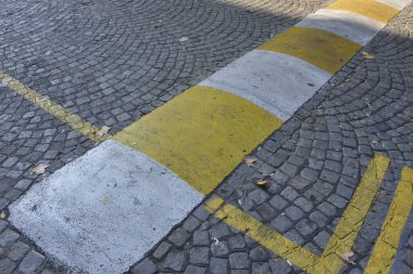 Yayalar caddeyi geçiyor, şehir trafiği...