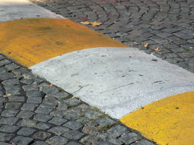 Yayalar caddeyi geçiyor, şehir trafiği...