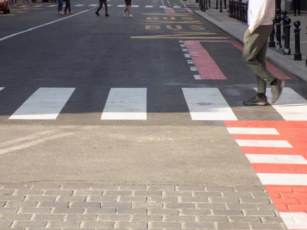 Yayalar caddeyi geçiyor, şehir trafiği...