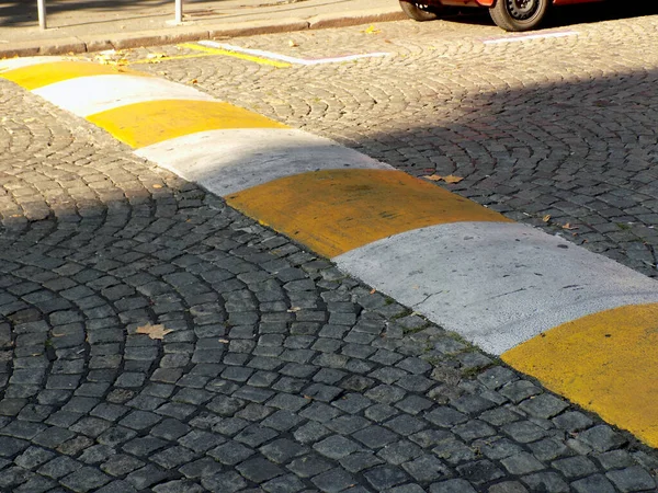 Yayalar caddeyi geçiyor, şehir trafiği...