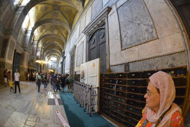 Fatih, İstanbul, Türkiye - 6 Eylül 2022: Ayasofya (Türkçe: Ayasofya), resmi olarak cami, ama İstanbul 'da da büyük bir kültürel ve tarihi yer - Ayasofya Sofya' nın iç kesimi