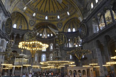 Fatih, İstanbul, Türkiye - 6 Eylül 2022: Ayasofya (Türkçe: Ayasofya), resmi olarak cami, ama İstanbul 'da da büyük bir kültürel ve tarihi yer - Ayasofya Sofya' nın iç kesimi