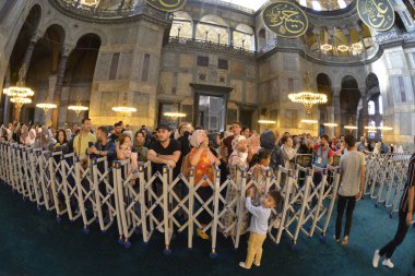 Fatih, İstanbul, Türkiye - 6 Eylül 2022: Ayasofya (Türkçe: Ayasofya), resmi olarak cami, ama İstanbul 'da da büyük bir kültürel ve tarihi yer - Ayasofya Sofya' nın iç kesimi