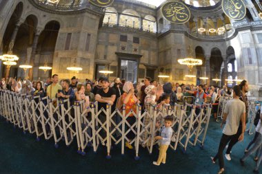 Fatih, İstanbul, Türkiye - 6 Eylül 2022: Ayasofya (Türkçe: Ayasofya), resmi olarak cami, ama İstanbul 'da da büyük bir kültürel ve tarihi yer - Ayasofya Sofya' nın iç kesimi