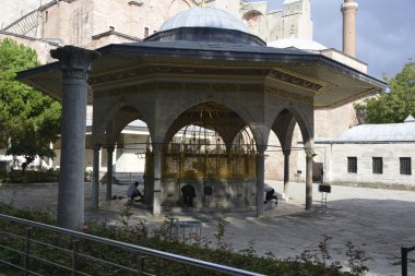 Fatih, İstanbul, Türkiye - 6 Eylül 2022: Ayasofya (Türkçe: Ayasofya), resmi olarak cami, ama İstanbul 'da da büyük bir kültürel ve tarihi yer - Ayasofya Sofya' nın iç kesimi