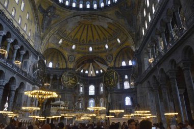 Fatih, İstanbul, Türkiye - 6 Eylül 2022: Ayasofya (Türkçe: Ayasofya), resmi olarak cami, ama İstanbul 'da da büyük bir kültürel ve tarihi yer - Ayasofya Sofya' nın iç kesimi