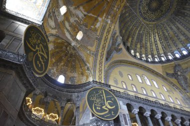 Fatih, İstanbul, Türkiye - 6 Eylül 2022: Ayasofya (Türkçe: Ayasofya), resmi olarak cami, ama İstanbul 'da da büyük bir kültürel ve tarihi yer - Ayasofya Sofya' nın iç kesimi