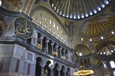 Fatih, İstanbul, Türkiye - 6 Eylül 2022: Ayasofya (Türkçe: Ayasofya), resmi olarak cami, ama İstanbul 'da da büyük bir kültürel ve tarihi yer - Ayasofya Sofya' nın iç kesimi