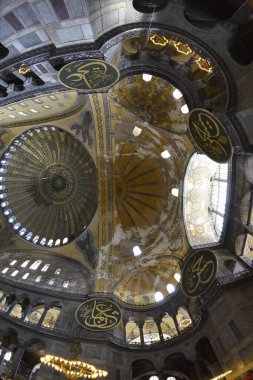 Fatih, İstanbul, Türkiye - 6 Eylül 2022: Ayasofya (Türkçe: Ayasofya), resmi olarak cami, ama İstanbul 'da da büyük bir kültürel ve tarihi yer - Ayasofya Sofya' nın iç kesimi