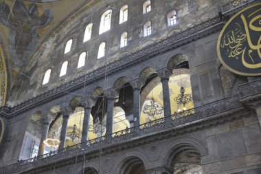 Fatih, İstanbul, Türkiye - 6 Eylül 2022: Ayasofya (Türkçe: Ayasofya), resmi olarak cami, ama İstanbul 'da da büyük bir kültürel ve tarihi yer - Ayasofya Sofya' nın iç kesimi