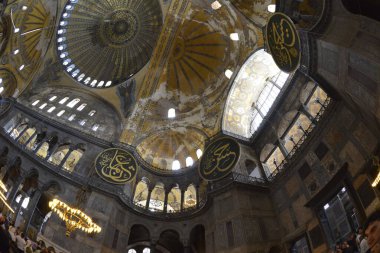 Fatih, İstanbul, Türkiye - 6 Eylül 2022: Ayasofya (Türkçe: Ayasofya), resmi olarak cami, ama İstanbul 'da da büyük bir kültürel ve tarihi yer - Ayasofya Sofya' nın iç kesimi