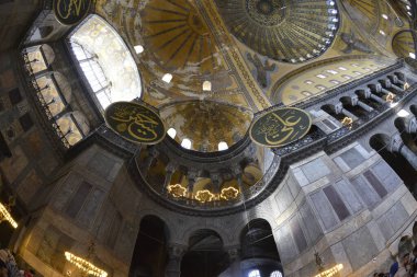 Fatih, İstanbul, Türkiye - 6 Eylül 2022: Ayasofya (Türkçe: Ayasofya), resmi olarak cami, ama İstanbul 'da da büyük bir kültürel ve tarihi yer - Ayasofya Sofya' nın iç kesimi