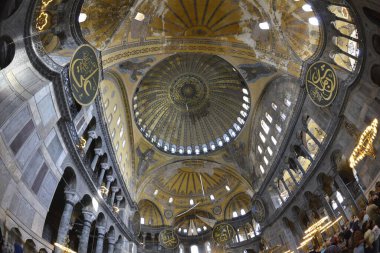 Fatih, İstanbul, Türkiye - 6 Eylül 2022: Ayasofya (Türkçe: Ayasofya), resmi olarak cami, ama İstanbul 'da da büyük bir kültürel ve tarihi yer - Ayasofya Sofya' nın iç kesimi
