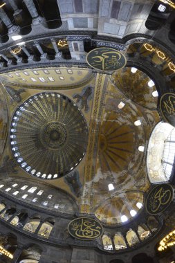 Fatih, İstanbul, Türkiye - 6 Eylül 2022: Ayasofya (Türkçe: Ayasofya), resmi olarak cami, ama İstanbul 'da da büyük bir kültürel ve tarihi yer - Ayasofya Sofya' nın iç kesimi