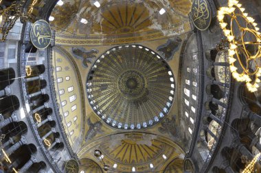 Fatih, İstanbul, Türkiye - 6 Eylül 2022: Ayasofya (Türkçe: Ayasofya), resmi olarak cami, ama İstanbul 'da da büyük bir kültürel ve tarihi yer - Ayasofya Sofya' nın iç kesimi