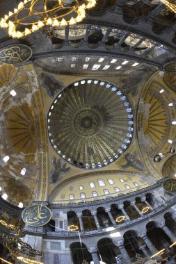 Fatih, İstanbul, Türkiye - 6 Eylül 2022: Ayasofya (Türkçe: Ayasofya), resmi olarak cami, ama İstanbul 'da da büyük bir kültürel ve tarihi yer - Ayasofya Sofya' nın iç kesimi