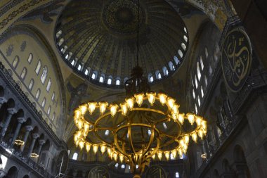 Fatih, İstanbul, Türkiye - 6 Eylül 2022: Ayasofya (Türkçe: Ayasofya), resmi olarak cami, ama İstanbul 'da da büyük bir kültürel ve tarihi yer - Ayasofya Sofya' nın iç kesimi