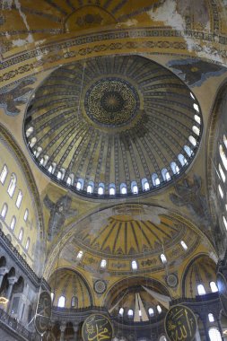 Fatih, İstanbul, Türkiye - 6 Eylül 2022: Ayasofya (Türkçe: Ayasofya), resmi olarak cami, ama İstanbul 'da da büyük bir kültürel ve tarihi yer - Ayasofya Sofya' nın iç kesimi
