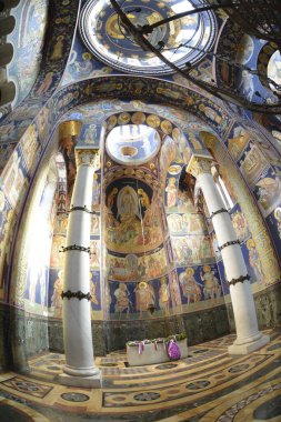 Oplenac, Sırbistan - 17 Ağustos 2018: Oplenac 'taki Aziz George Kilisesi, Karaorevi hanedanının anıt kilisesi ve mozolesi -