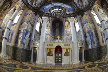 Oplenac, Sırbistan - 17 Ağustos 2018: Oplenac 'taki Aziz George Kilisesi, Karaorevi hanedanının anıt kilisesi ve mozolesi -