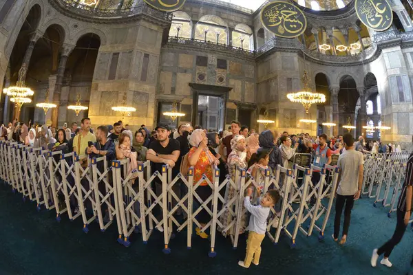 Fatih, İstanbul, Türkiye - 6 Eylül 2022: Ayasofya (Türkçe: Ayasofya), resmi olarak cami, ama İstanbul 'da da büyük bir kültürel ve tarihi yer - Ayasofya Sofya' nın iç kesimi