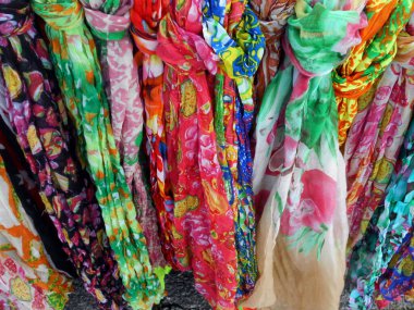 Moda aksesuarları, renkli ipek eşarplar, kürsüde teşhir edilmiş, detaylar.