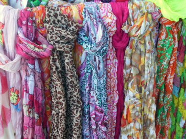 Moda aksesuarları, renkli ipek eşarplar, kürsüde teşhir edilmiş, detaylar.