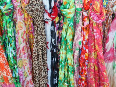 Moda aksesuarları, renkli ipek eşarplar, kürsüde teşhir edilmiş, detaylar.